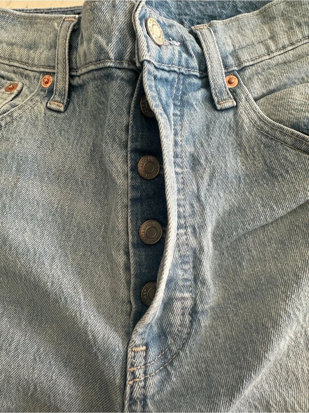 GAP Light Blue Straight Women’s Jeans with Knee Rip